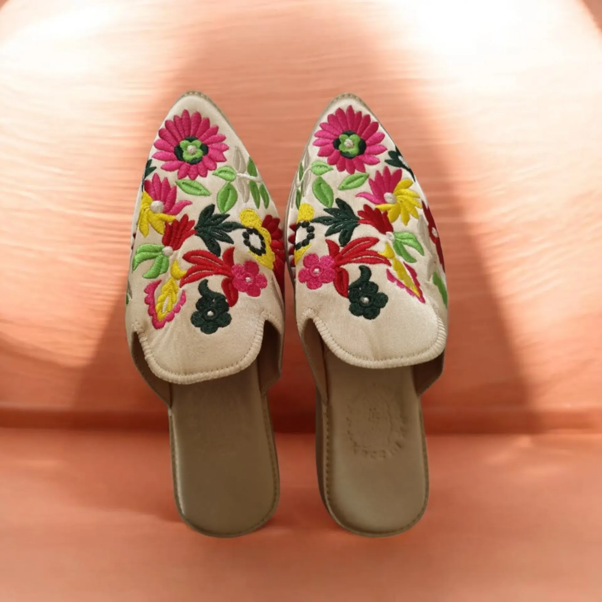 Babouches beige à fleurs
